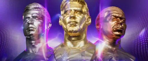 Trois joueurs de football stylisés en statues métalliques argent, or et bronze, éclairés par des effets lumineux violets sur un fond futuriste